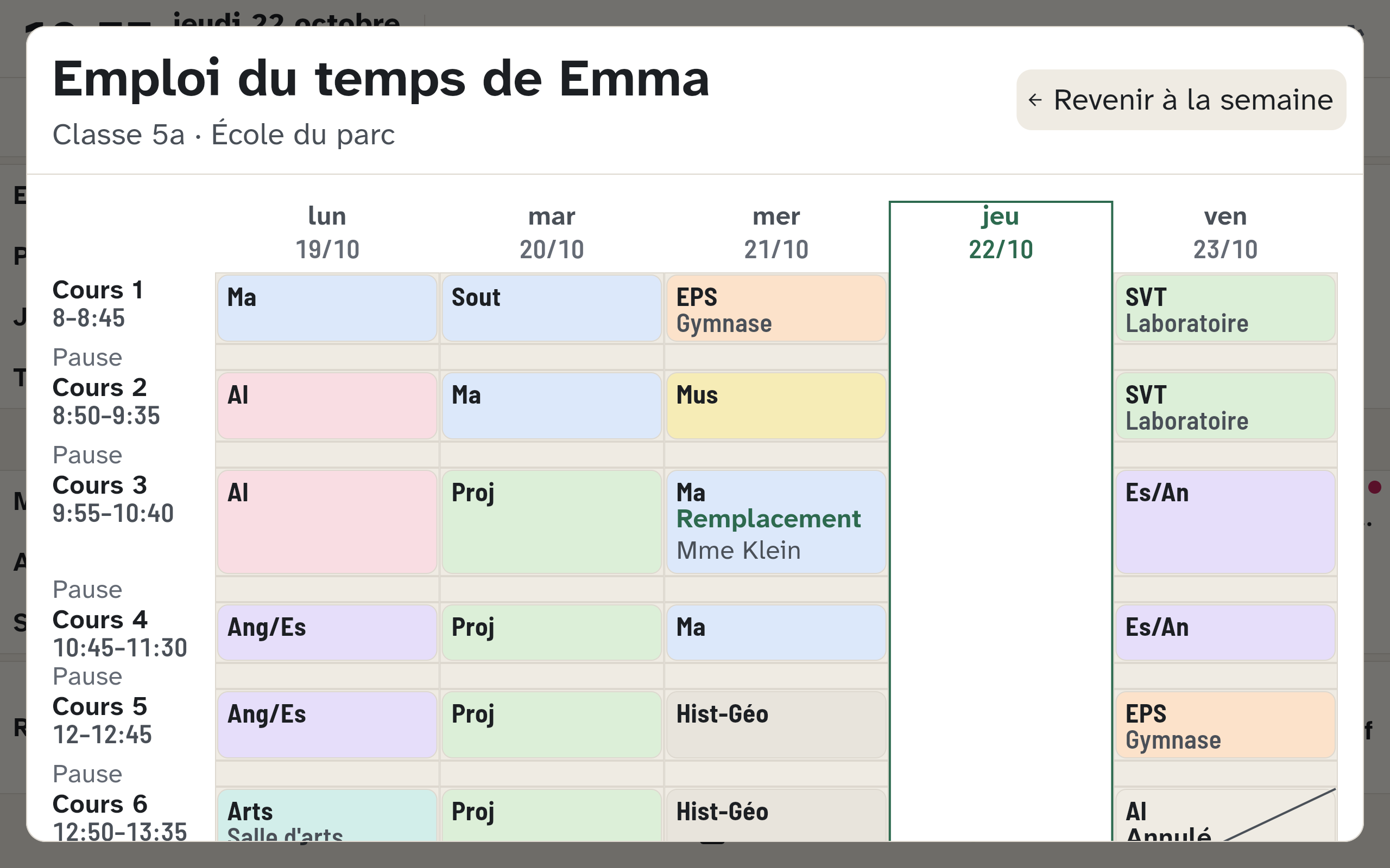 L’emploi du temps hebdomadaire d’un enfant sur le mur
